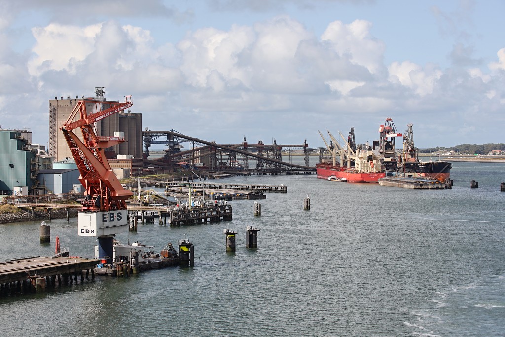 europoort maasvlakte rotterdam botlek haven scheepvaart industrie fabrieken marine transport overslag terminal portlantis ferry centrale